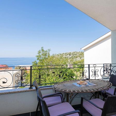 2 Bedroom Beautiful Apartment In Makarska Bagian luar foto