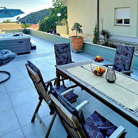 2 Bedroom Beautiful Apartment In Makarska Bagian luar foto