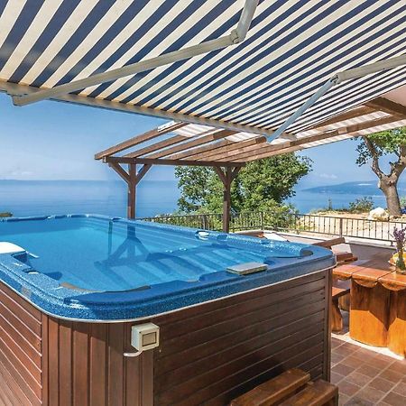 2 Bedroom Beautiful Apartment In Makarska Bagian luar foto