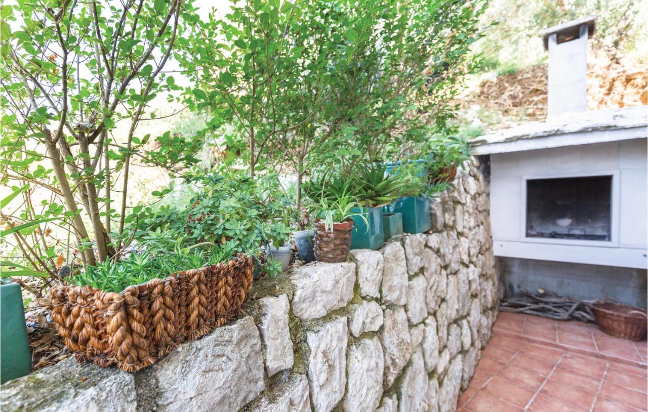 2 Bedroom Beautiful Apartment In Makarska Bagian luar foto