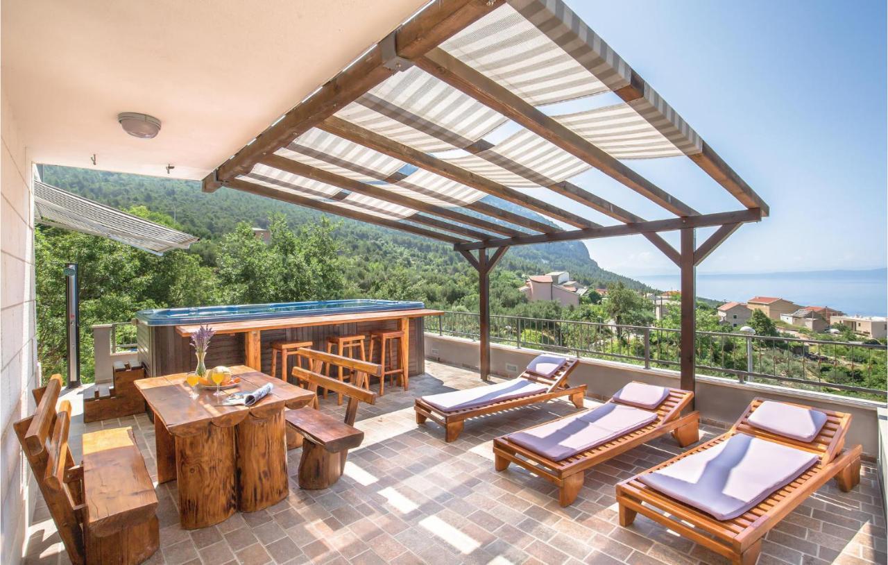 2 Bedroom Beautiful Apartment In Makarska Bagian luar foto