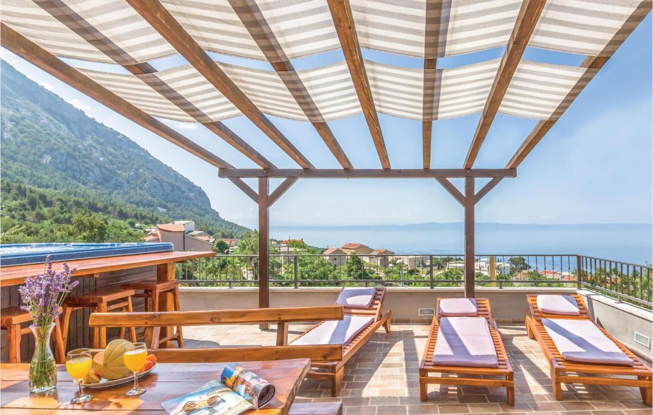 2 Bedroom Beautiful Apartment In Makarska Bagian luar foto