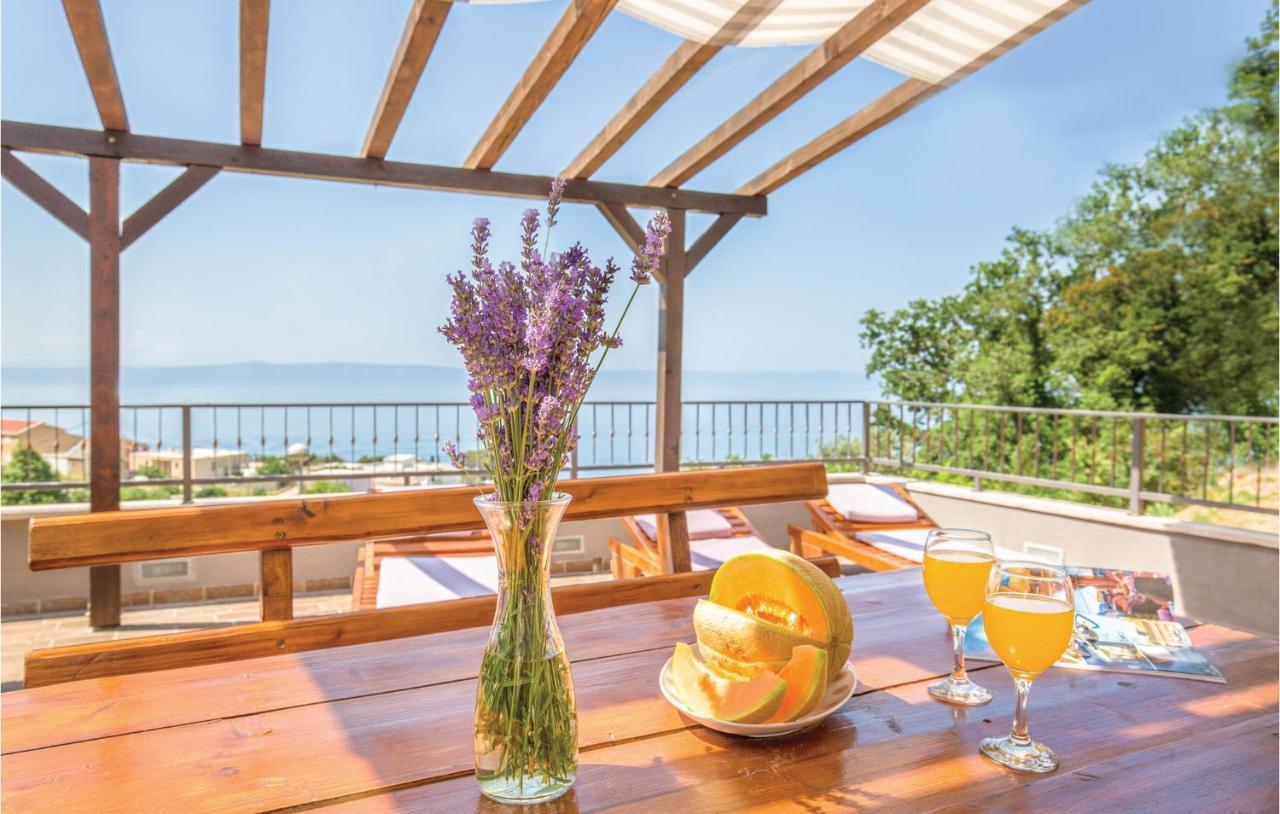 2 Bedroom Beautiful Apartment In Makarska Bagian luar foto