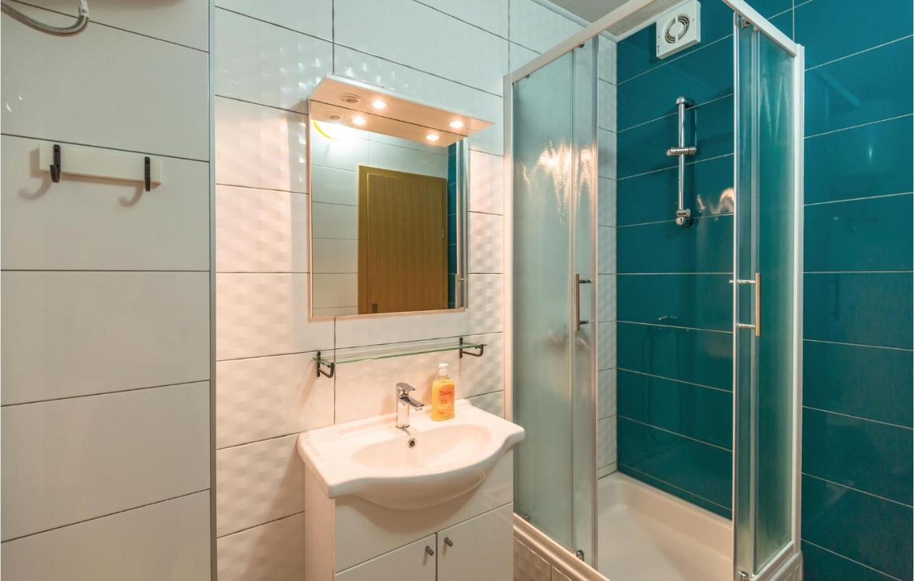 2 Bedroom Beautiful Apartment In Makarska Bagian luar foto