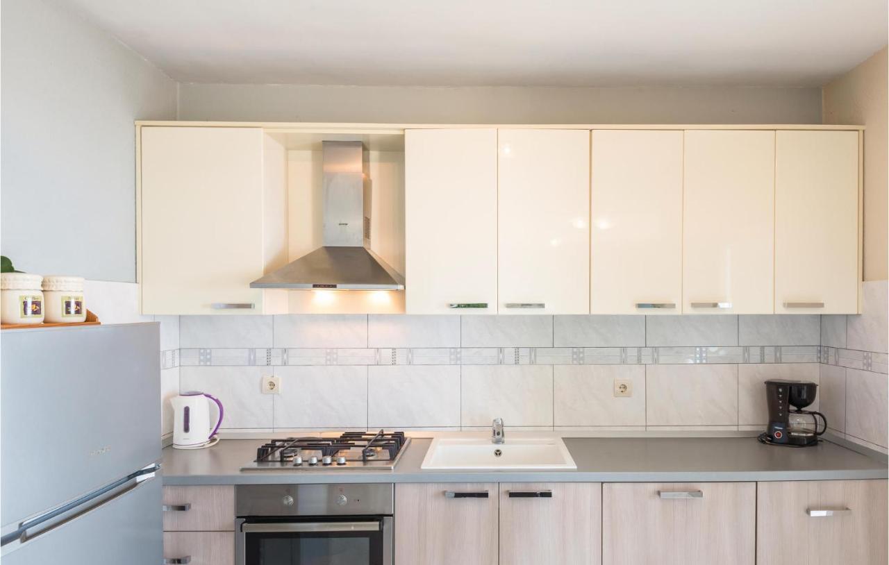 2 Bedroom Beautiful Apartment In Makarska Bagian luar foto