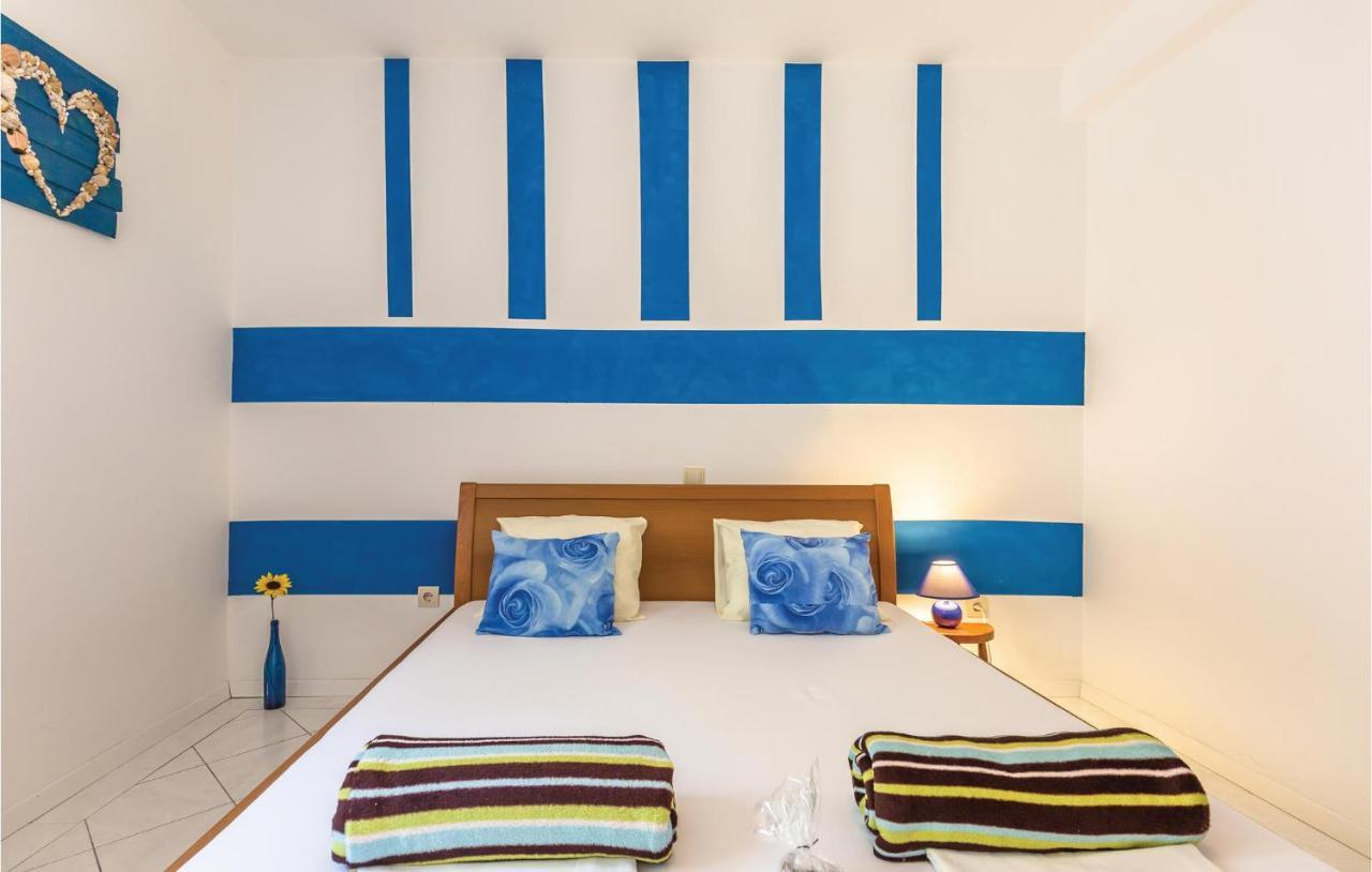 2 Bedroom Beautiful Apartment In Makarska Bagian luar foto