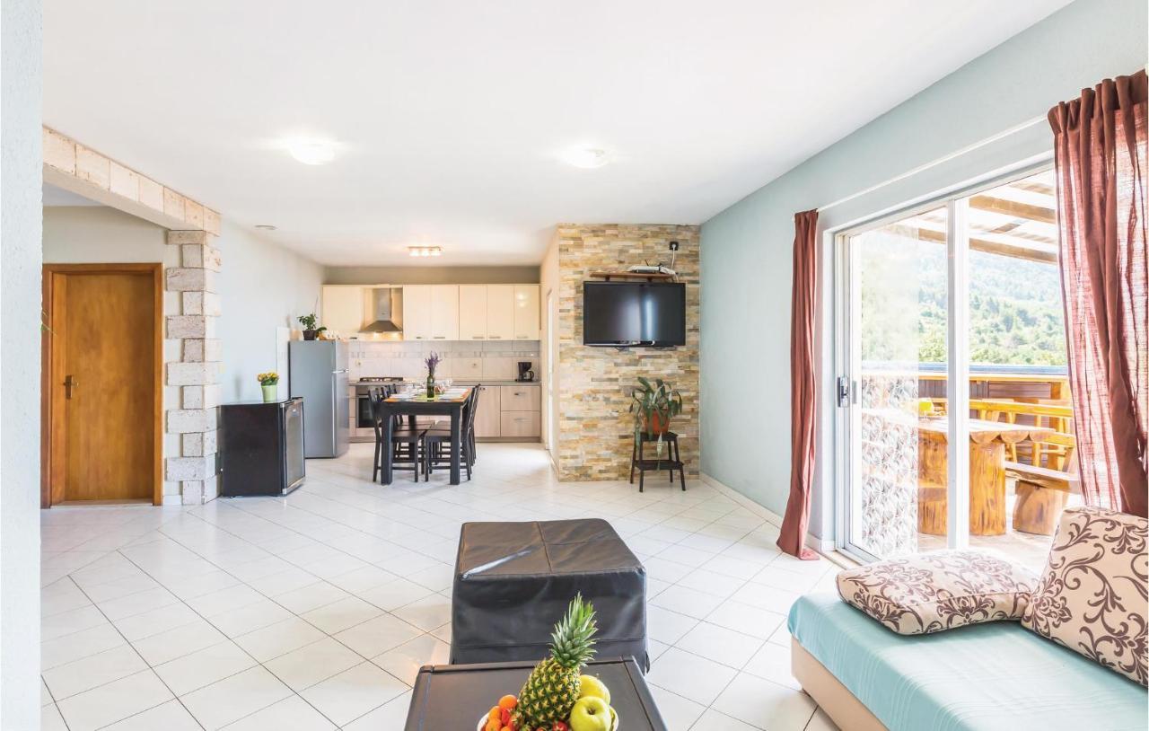 2 Bedroom Beautiful Apartment In Makarska Bagian luar foto