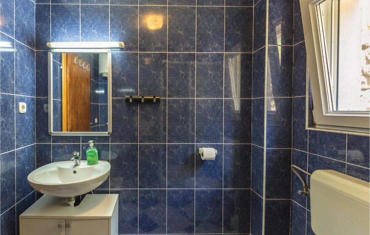 2 Bedroom Beautiful Apartment In Makarska Bagian luar foto