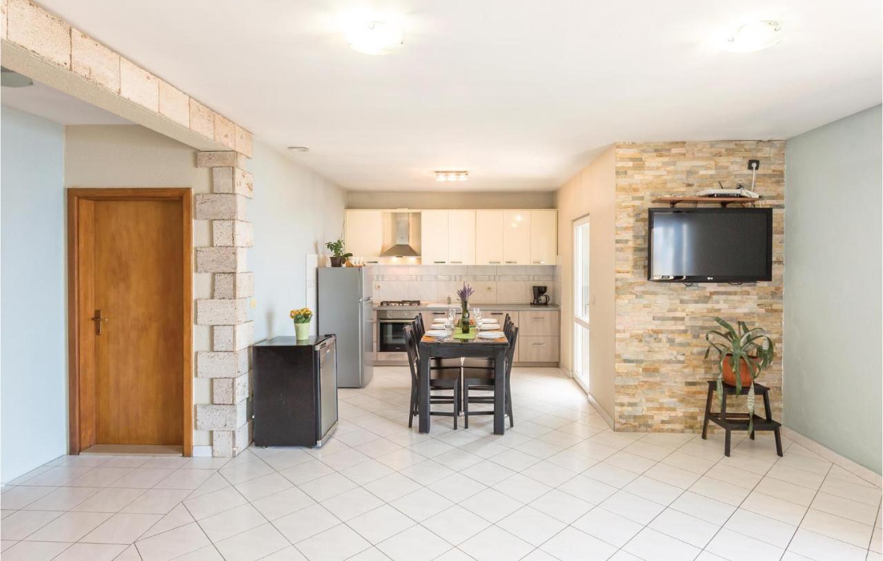 2 Bedroom Beautiful Apartment In Makarska Bagian luar foto