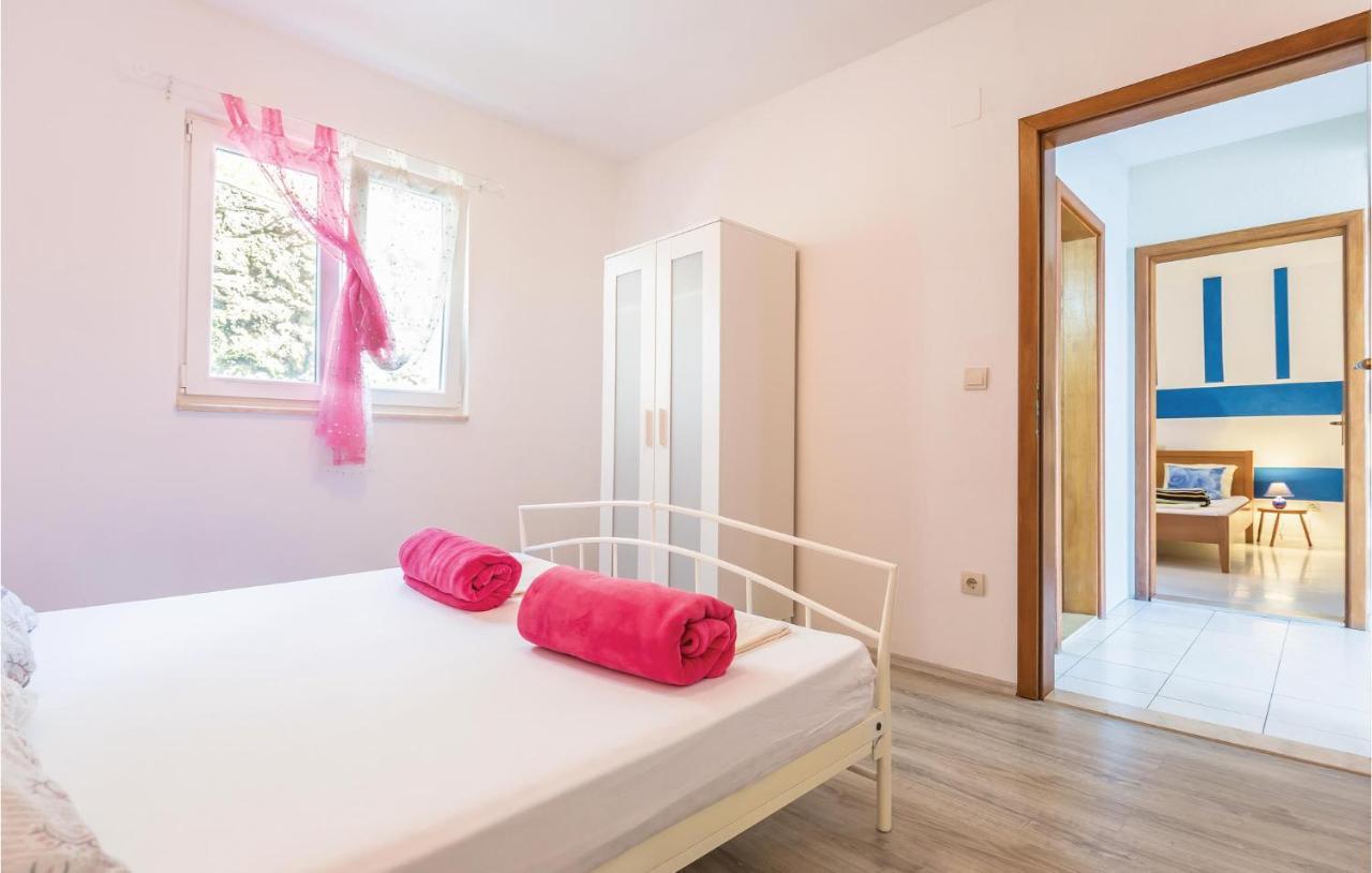 2 Bedroom Beautiful Apartment In Makarska Bagian luar foto
