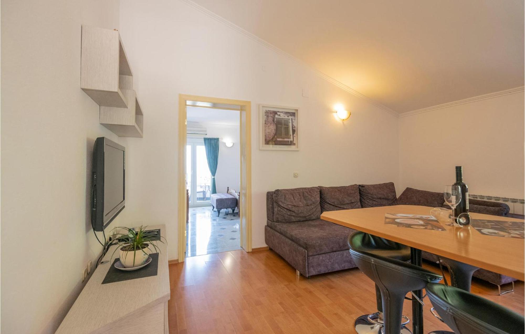 2 Bedroom Beautiful Apartment In Makarska Bagian luar foto