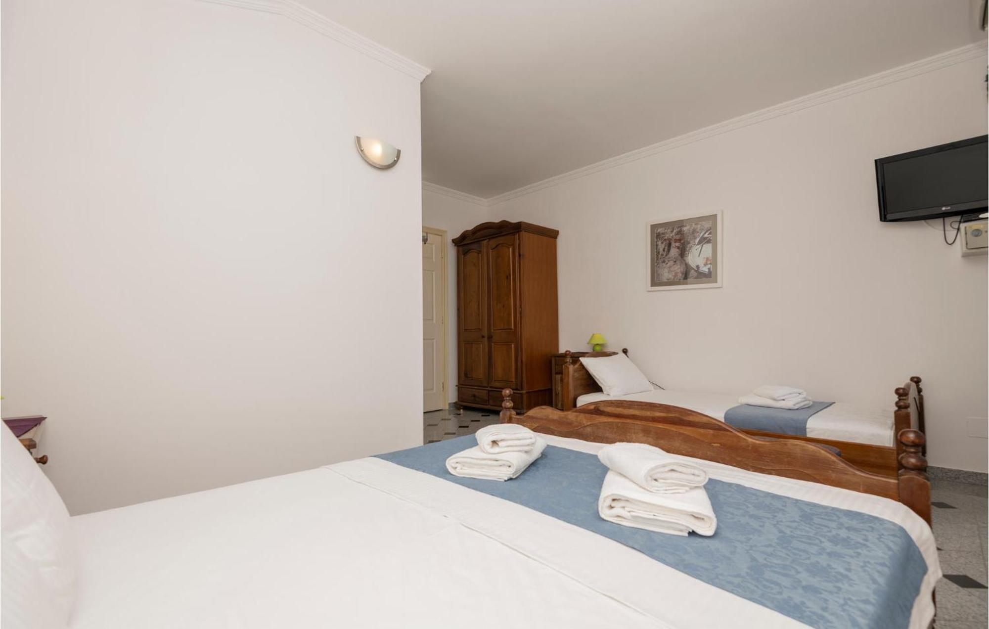 2 Bedroom Beautiful Apartment In Makarska Bagian luar foto