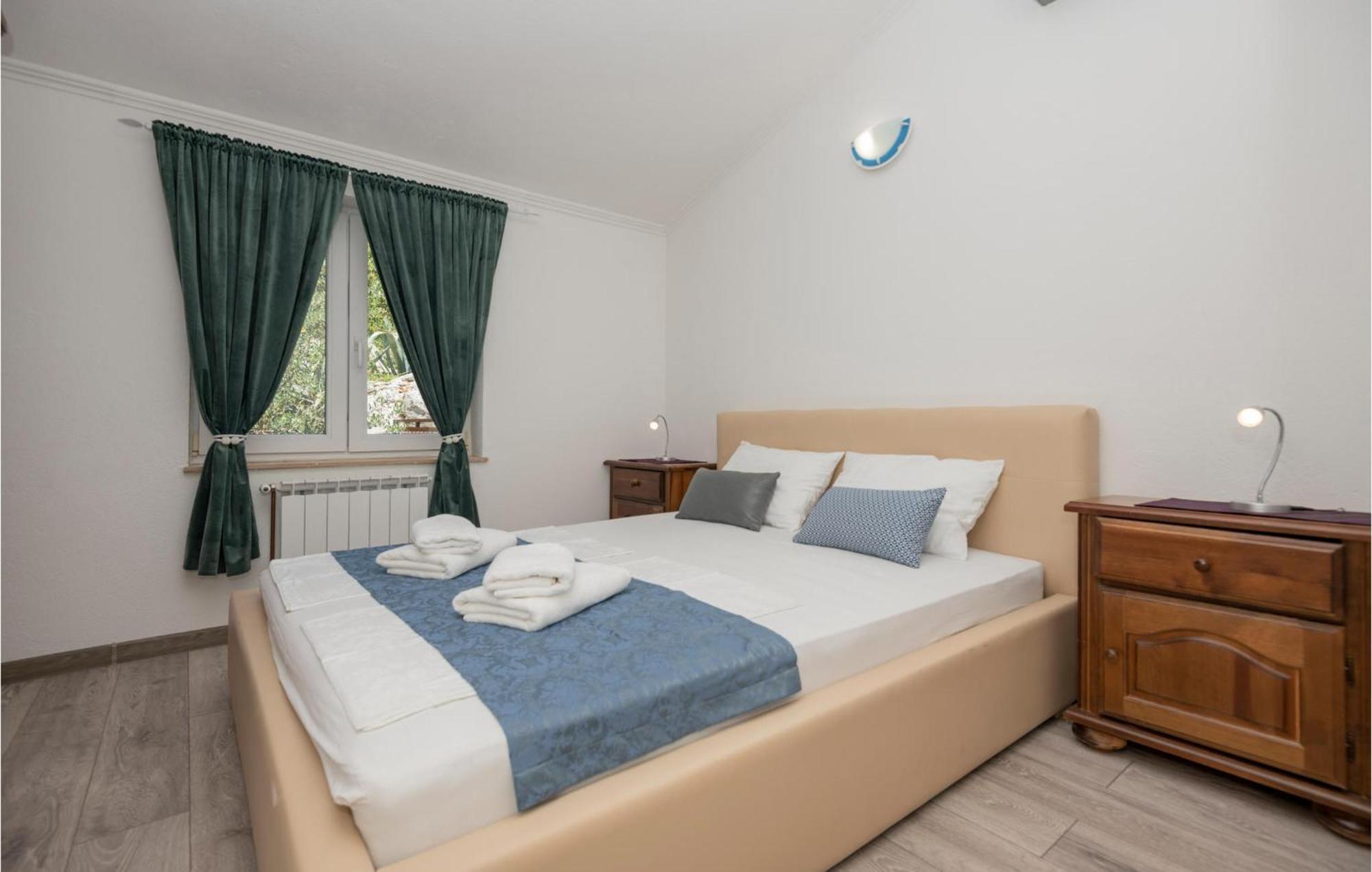 2 Bedroom Beautiful Apartment In Makarska Bagian luar foto