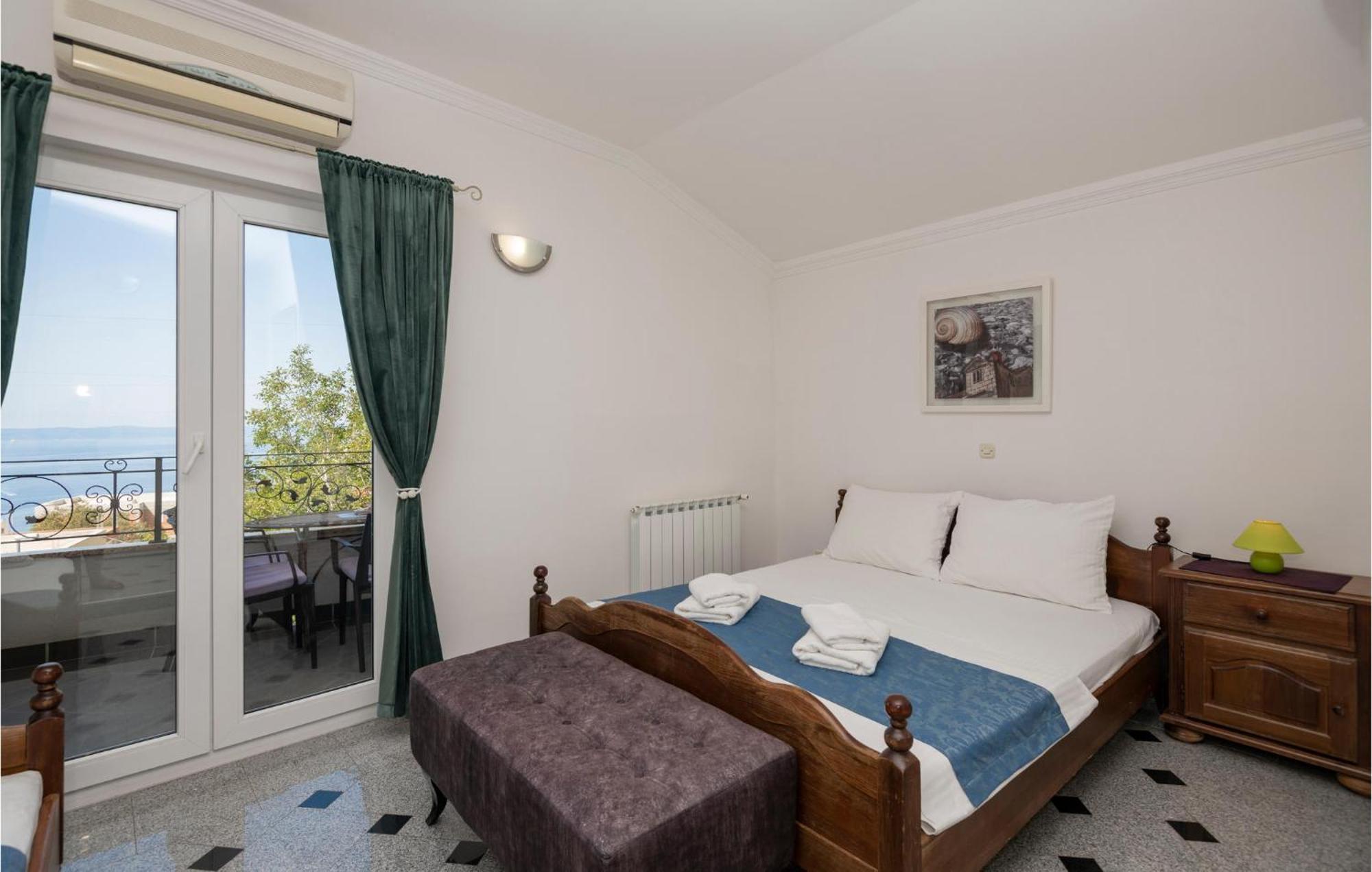 2 Bedroom Beautiful Apartment In Makarska Bagian luar foto