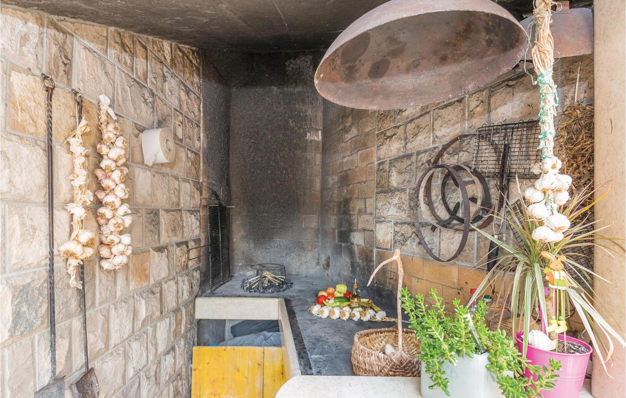 2 Bedroom Beautiful Apartment In Makarska Bagian luar foto
