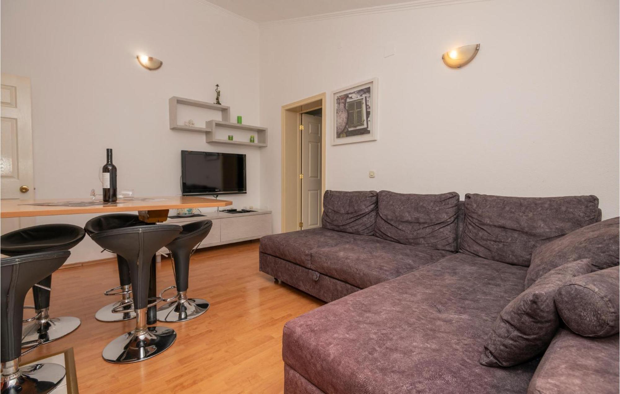 2 Bedroom Beautiful Apartment In Makarska Bagian luar foto