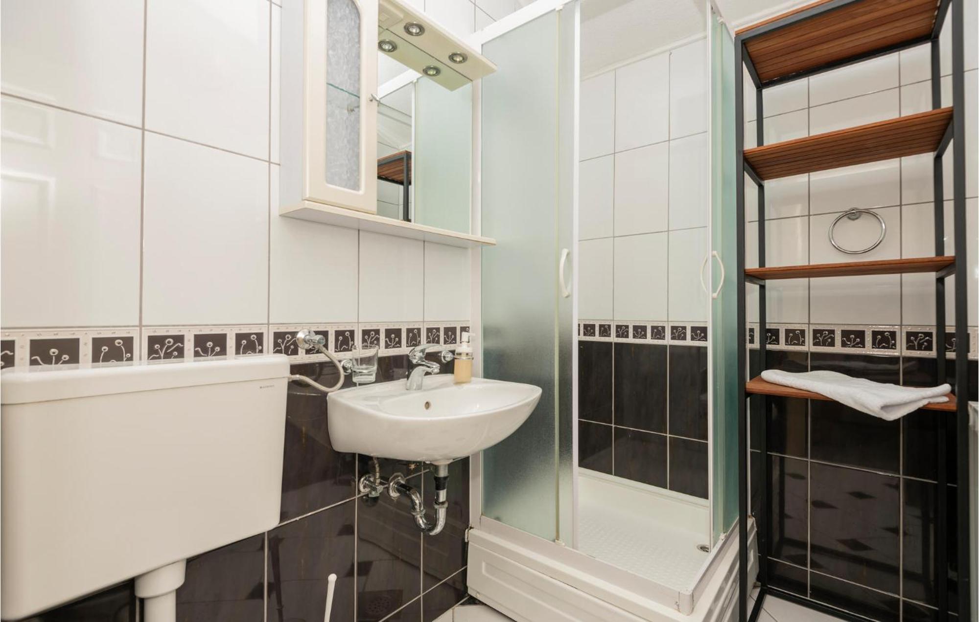 2 Bedroom Beautiful Apartment In Makarska Bagian luar foto