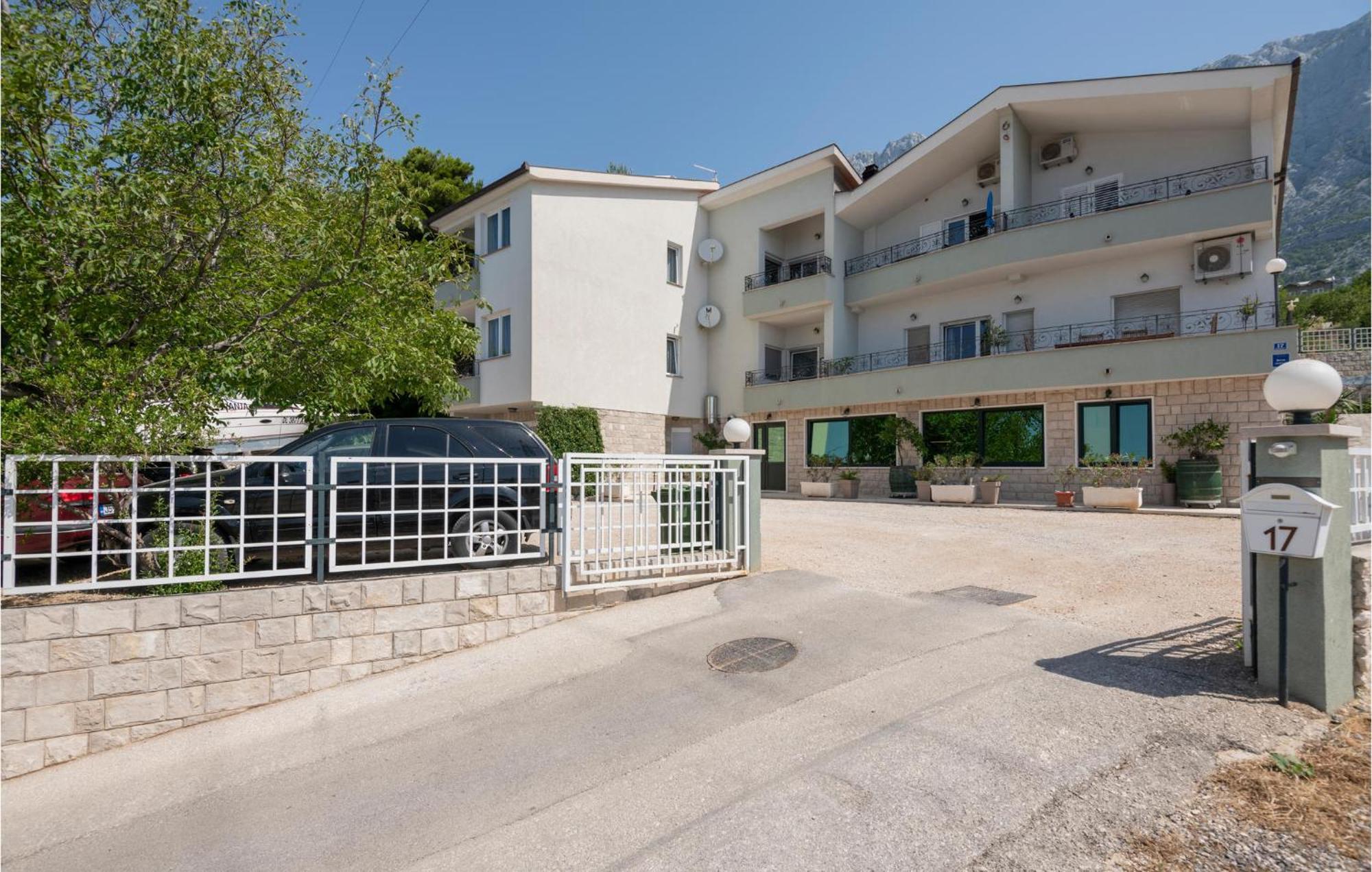 2 Bedroom Beautiful Apartment In Makarska Bagian luar foto
