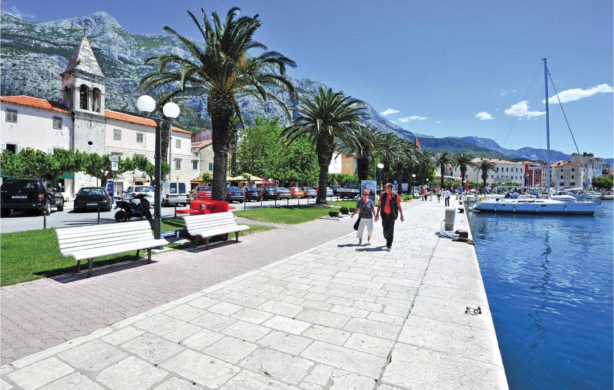 2 Bedroom Beautiful Apartment In Makarska Bagian luar foto