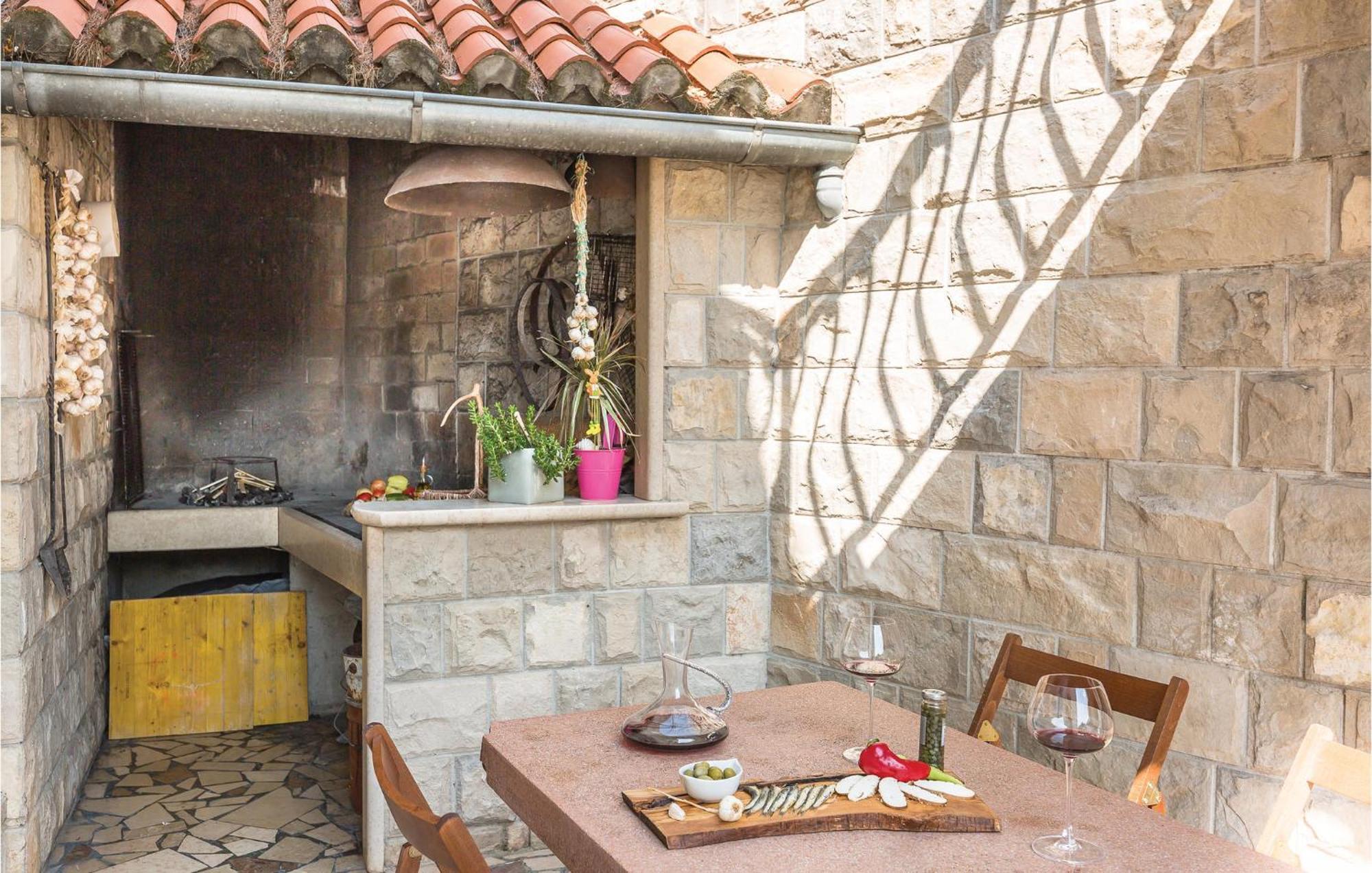 2 Bedroom Beautiful Apartment In Makarska Bagian luar foto