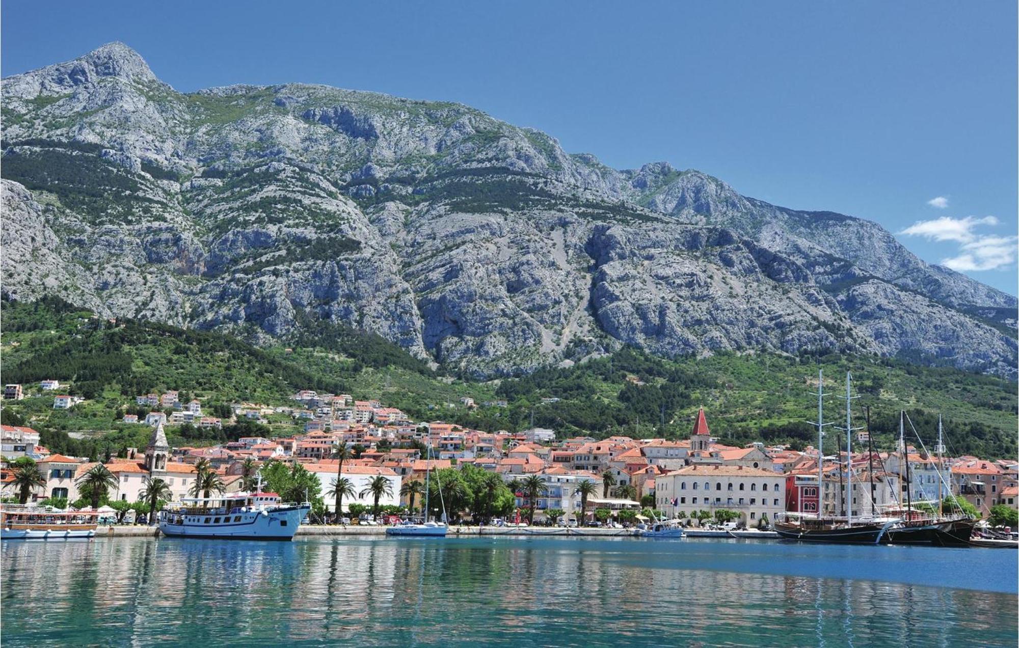 2 Bedroom Beautiful Apartment In Makarska Bagian luar foto