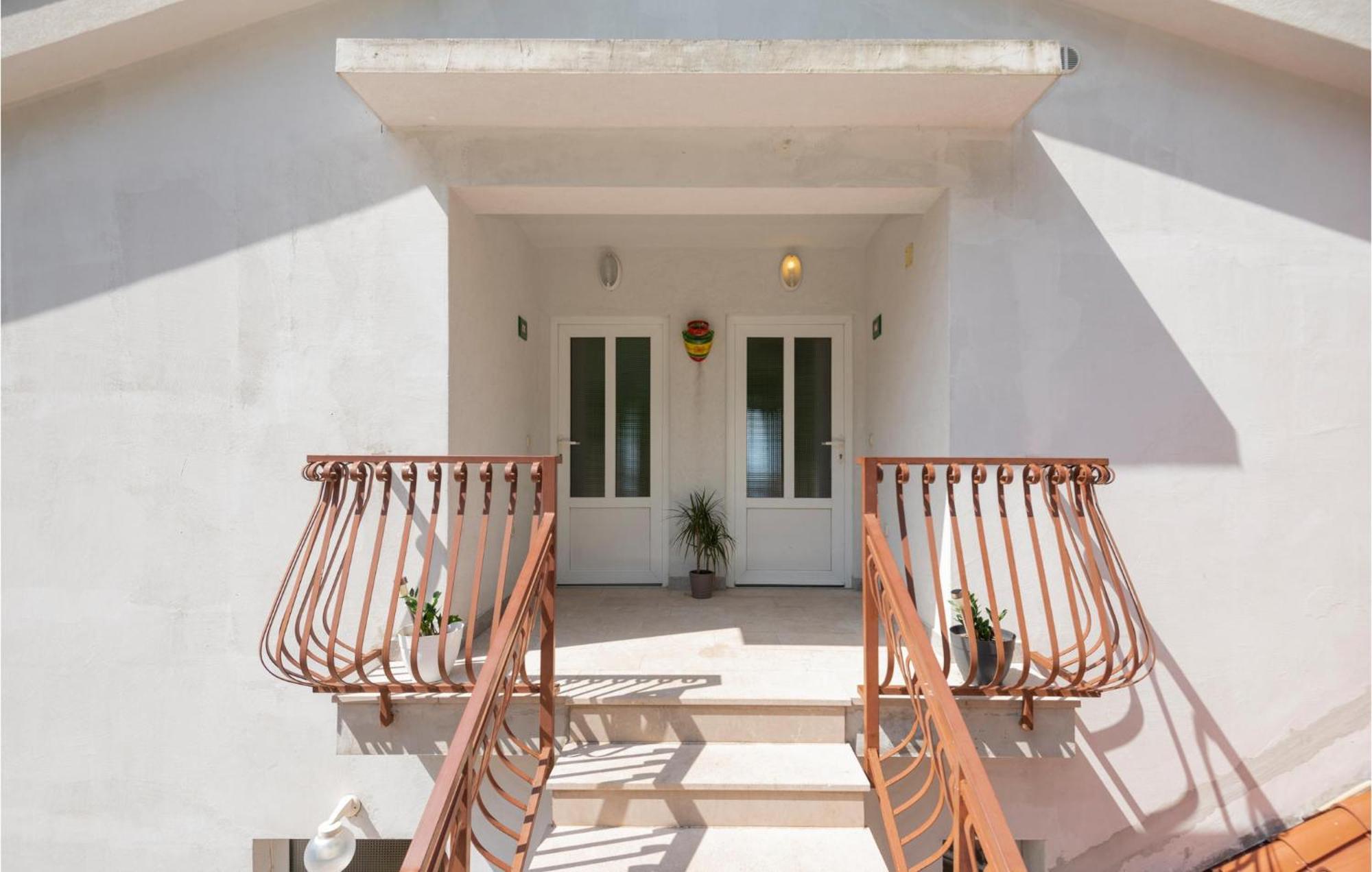 2 Bedroom Beautiful Apartment In Makarska Bagian luar foto