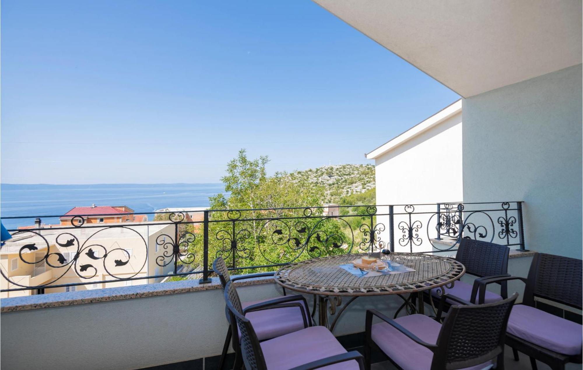 2 Bedroom Beautiful Apartment In Makarska Bagian luar foto