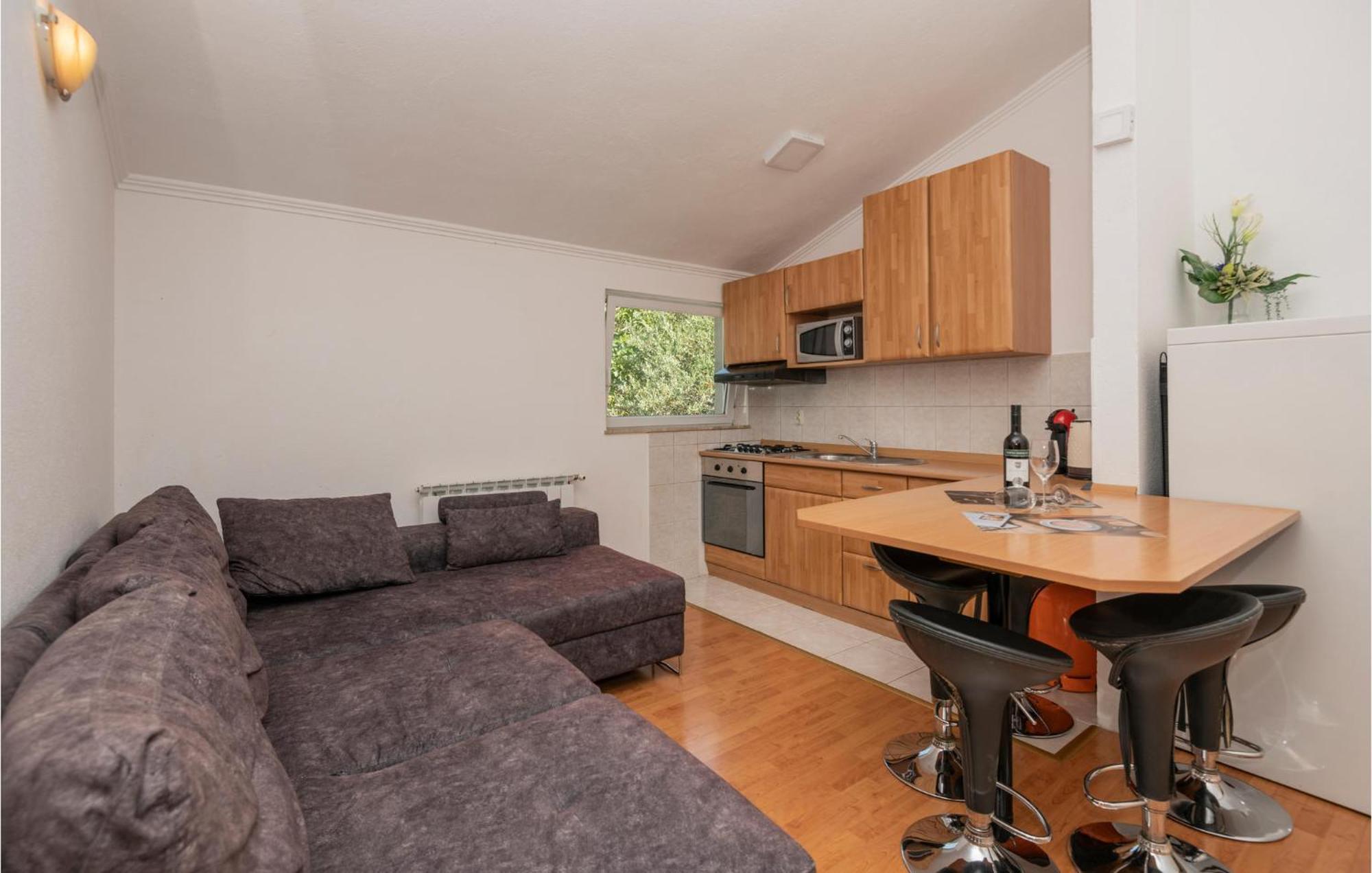 2 Bedroom Beautiful Apartment In Makarska Bagian luar foto