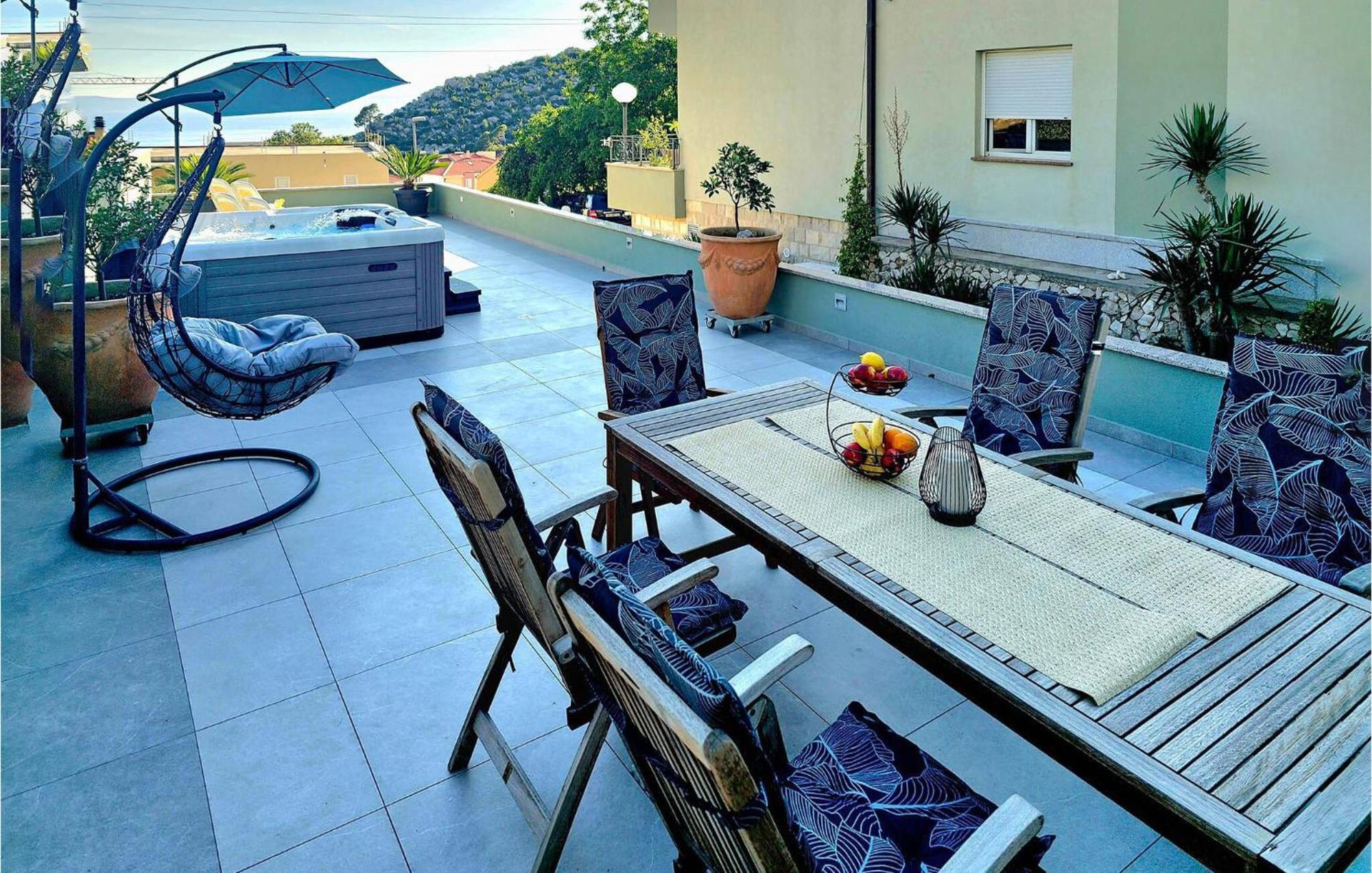 2 Bedroom Beautiful Apartment In Makarska Bagian luar foto
