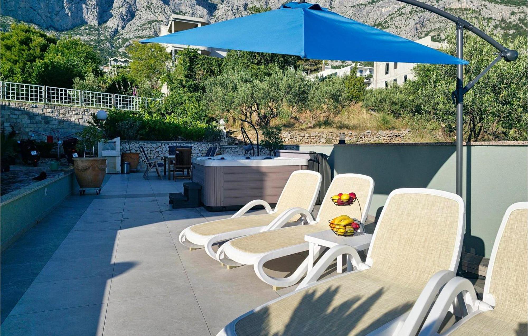 2 Bedroom Beautiful Apartment In Makarska Bagian luar foto