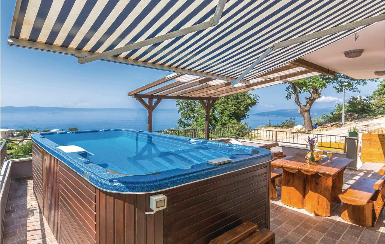 2 Bedroom Beautiful Apartment In Makarska Bagian luar foto